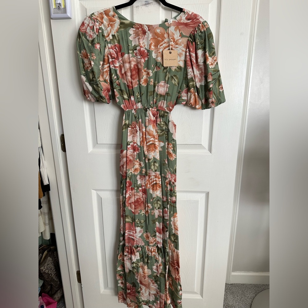Green floral maxi dress from boutique. Size small. NWT!